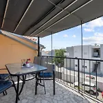 3 Bedroom Cozy Apartment In Vodice Lägenhet
