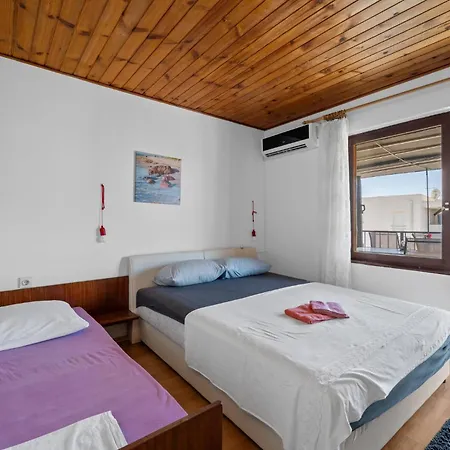 Apartman Amazing Apartment In Vodice With Wifi *