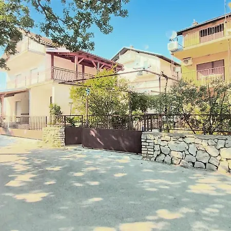 Lägenhet 3 Bedroom Cozy Apartment In Vodice