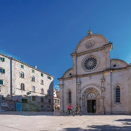 3 Bedroom Cozy Apartment In Vodice Lägenhet