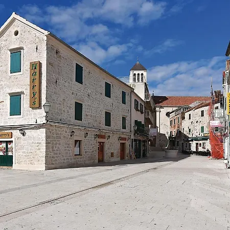 Lägenhet 3 Bedroom Cozy Apartment In Vodice